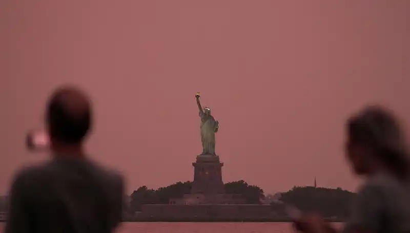 Kanadalı Yangınların Dumanı New York'u Sararken Hava Kalitesi Tehlikeye Girdi