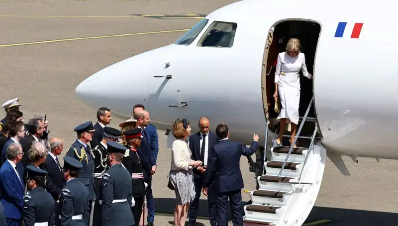 Eşi Brigitte Macron’un Elini Havada Bıraktı: Olayın Arka Planı Açıklandı