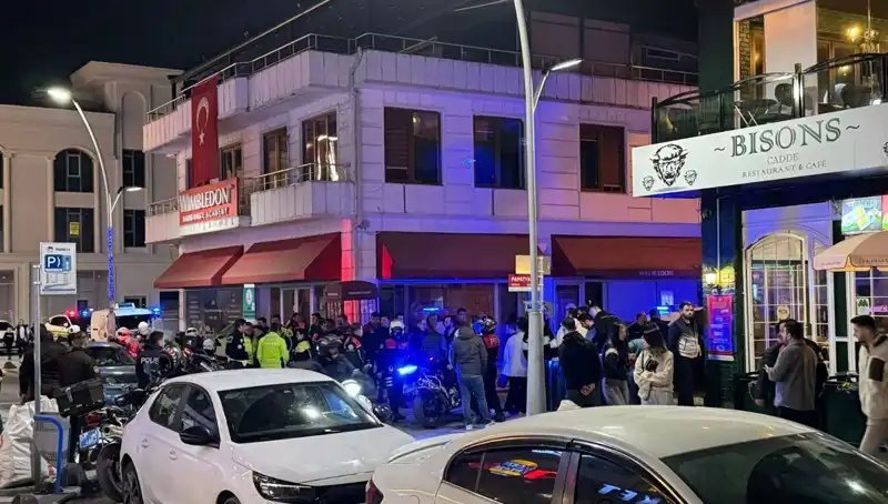 Kafe Sahibi, Havaya Ateş Açan Adamı Durdurmak İsterken Bıçaklandı