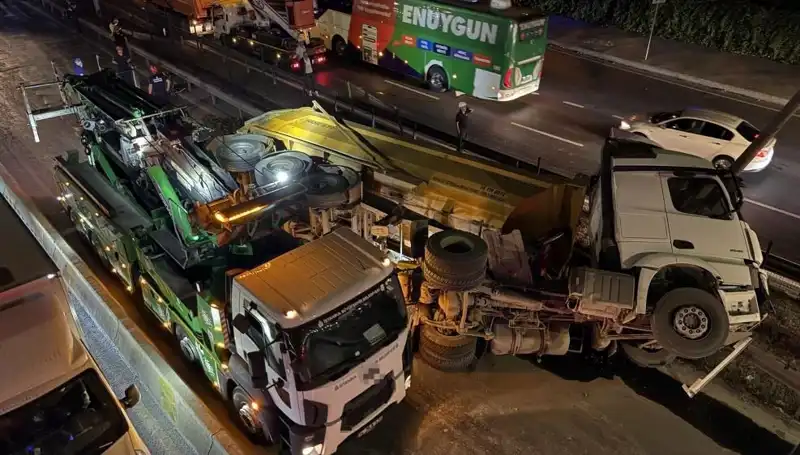Moloz Yüklü Hafriyat Kamyonu Devrildi: Şok Eden Anlar ve Sonrası