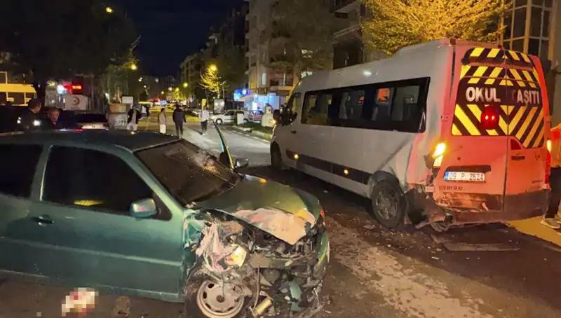 Otomobil Servis Minibüsüne Çarptı: Facianın Eşiğinden Dönüldü