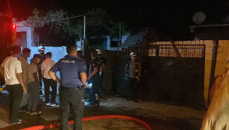 Ailesinin Evini Yakan Genç, Linçten Polisiyle Kurtuldu!