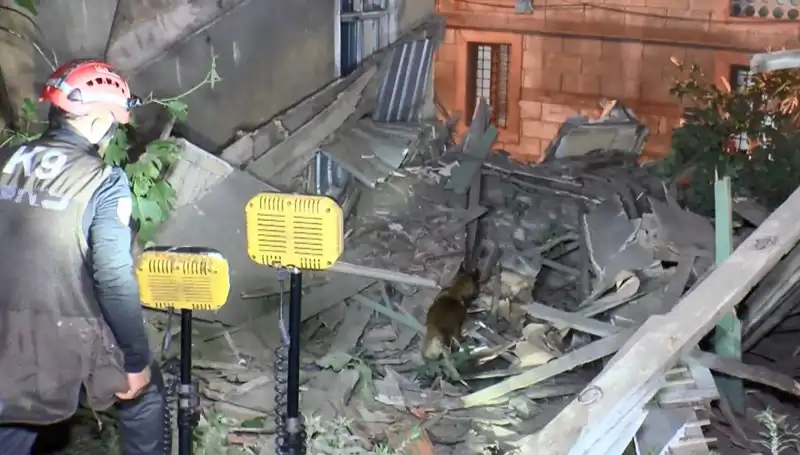 İstanbul'da Deprem Sonrası Hasar Gören Bina Çöktü: Can ve Mal Kaybı Tehlikesi!