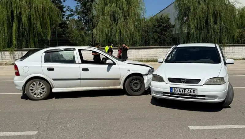 İki Otomobil Çarpıştı: Trafik Kazasında İki Kişi Yaralandı
