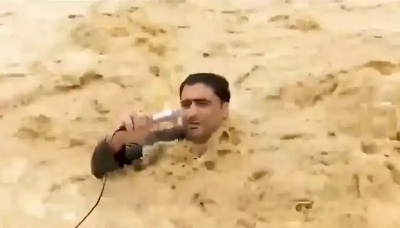 Canlı Yayında Sel Sularına Kapıldılar! İşte O Anlar...