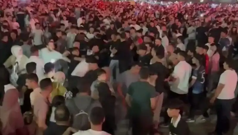 Konserde Bıçaklı Kavga: Üç Kişi Yaralandı, Şoke Edici Anlar!