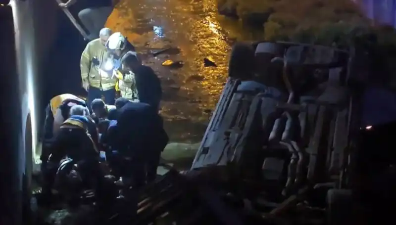 Sürücü Kaza Yaptı, Yaralıyı İtfaiye Kurtardı! Olay Yeri Detayları