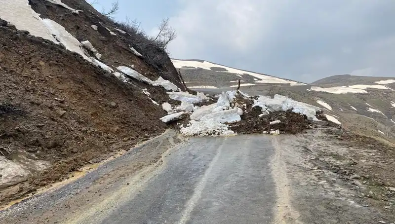 Muş'taki Heyelan Sonrasında Kapanan Köy Yolu Nihayet Ulaşıma Açıldı