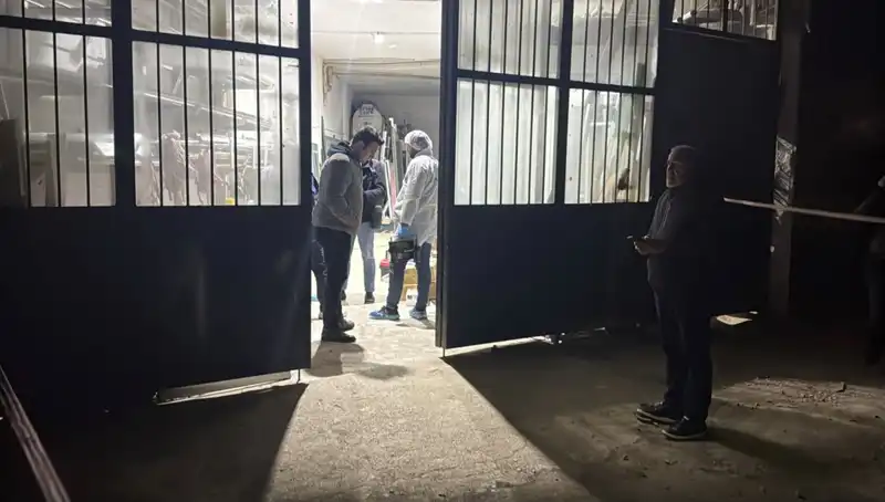 İş Yerinde Şok Edici Cinayet! Üzerini Battaniye ile Örtüp Kaçtılar