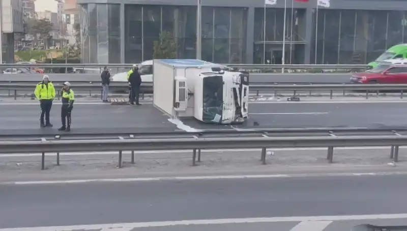 Basın Ekspress Yolu'nda Büyük Kaza: Kamyonet Devrildi, Trafik Felç Oldu
