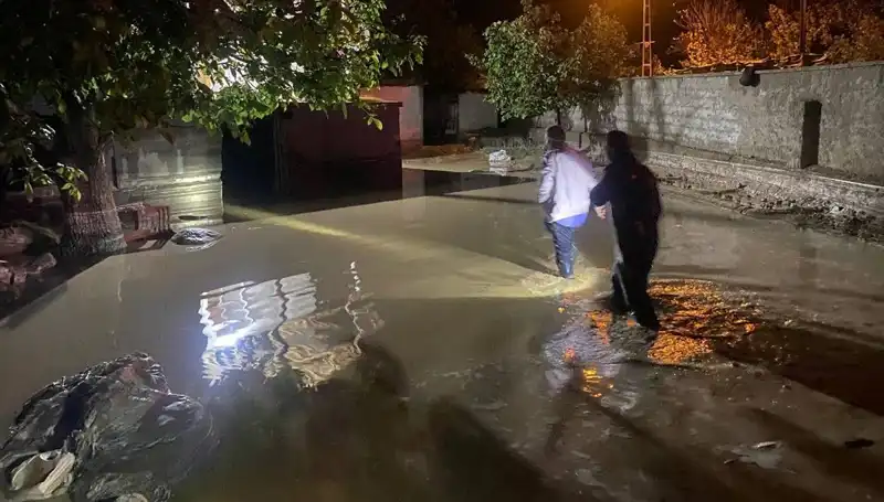 20 Dakikalık Yağış Sel Felaketi Yarattı: 1 Ev Çöktü, 3 Ev Boşaltıldı