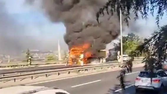 D-100 Karayolu'nda TIR Yangını: Trafik Tamamen Kilitlendi!