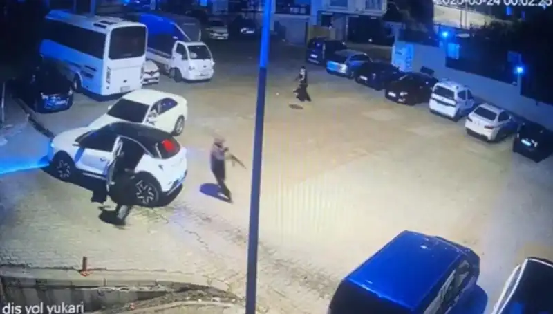 Kağıthane'de Kalaşnikoflu Dehşet: Maskeli Saldırganların Kurşun Yağdırdığı Olay