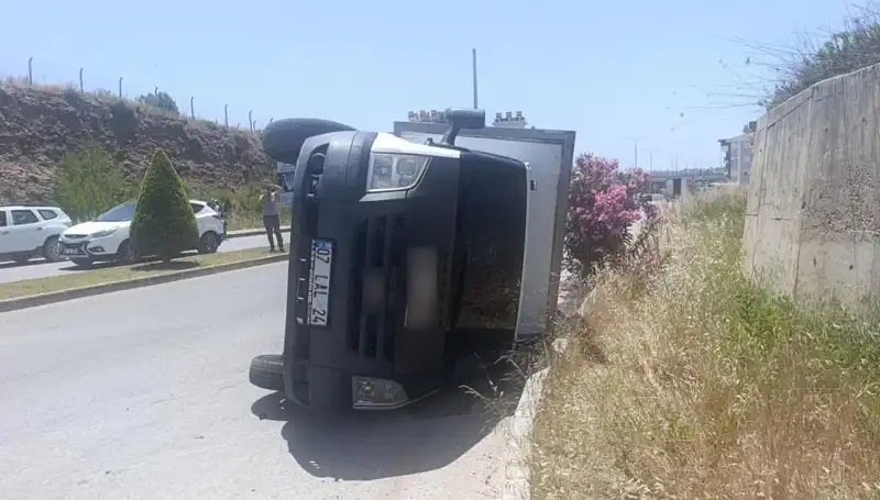 Hafif Ticari Araç ile Kamyonet Çarpıştı: Trafikte Dehşet Anları