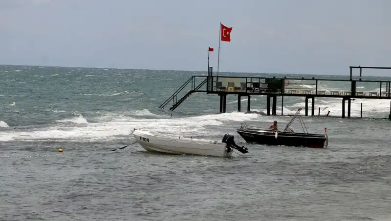 Poyraz Rüzgarı Hayatı Durma Noktasına Getirdi: Denize Girmek Yasaklandı