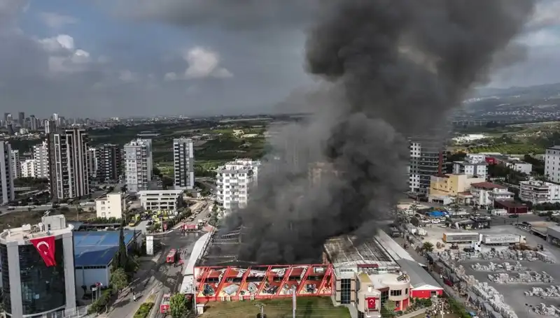 Mersin'de Fabrika Yangını: TOMA'lar Yangına Müdahale İçin Seferber Oldu