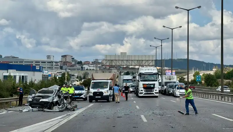 Otoyolda Trafiği Savaş Alanına Çeviren Kaza: Üç Kişi Araçta Sıkıştı!