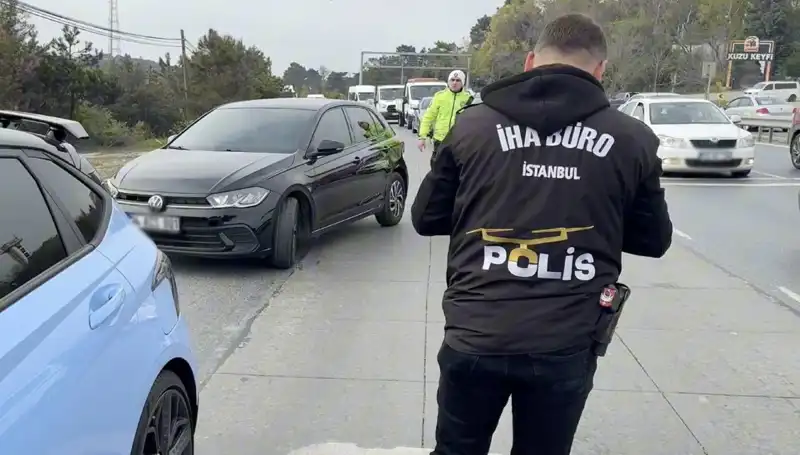 Emniyet Şeridini İhlal Eden Sürücü, Suçunu Yolda Buldu: Olayın Detayları
