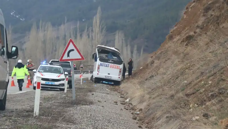 Oltu'da İşçi Servisi Kaza Yaptı: Yaralıların Durumu Ciddiyetini Koruyor