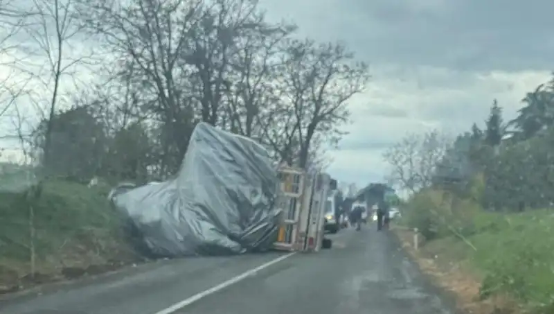 Tekirdağ'da Saman Yüklü TIR Devrildi: Şok Eden Kaza Detayları