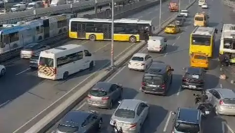 İETT Otobüsü İki Araçla Çarpıştı: Trafik Kilitlendi!