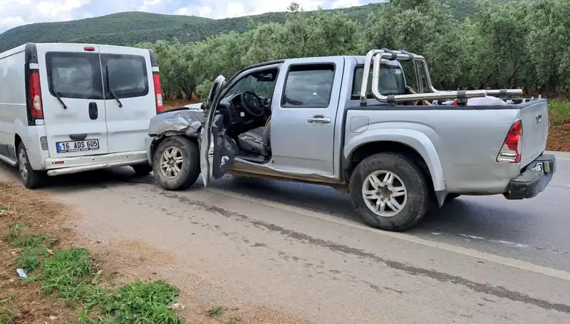 Bursa'da Minibüs ile Kamyonet Kaza Yaptı: Yaralılar Hastanede Tedavi Altında