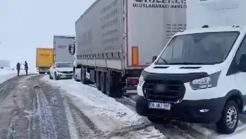 Kars-Ardahan Karayolunda Yoğun Kar Yağışı TIR'ları Kara Sapladı
