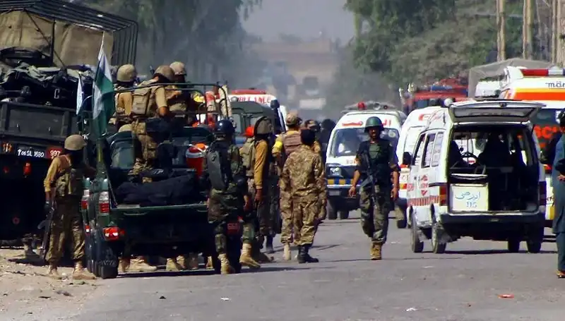 Pakistan’da Bombalı Saldırı: 5 Güvenlik Görevlisinin Hayatını Kaybetmesi Üzerine Gelişmeler