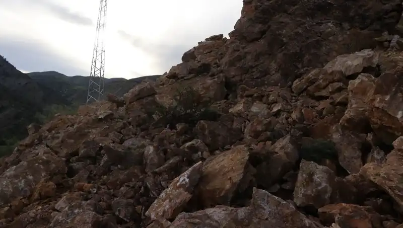 Erzurum'daki Heyelan Sonrası Yolu Kapatıldı: Dev Kayalar Tehlike Saçıyor
