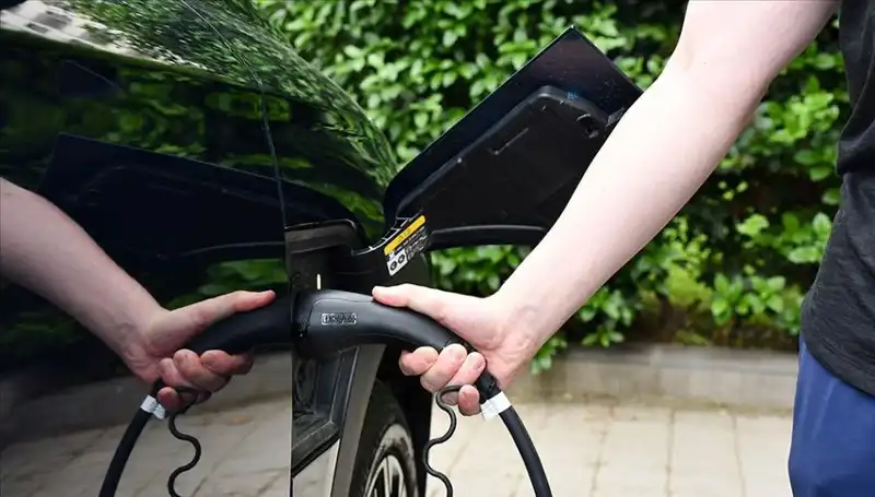 ABD'nin Gümrük Vergilerine Rağmen İngiltere Elektrikli Araç Üreticilerini Destekliyor