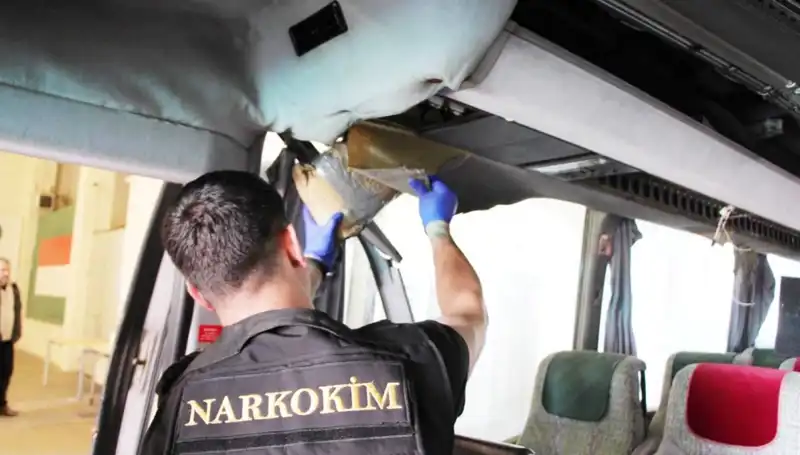 Sınır Kapısında Ele Geçirilen Uyuşturucu Operasyonu: 77 Kilo Skandalı