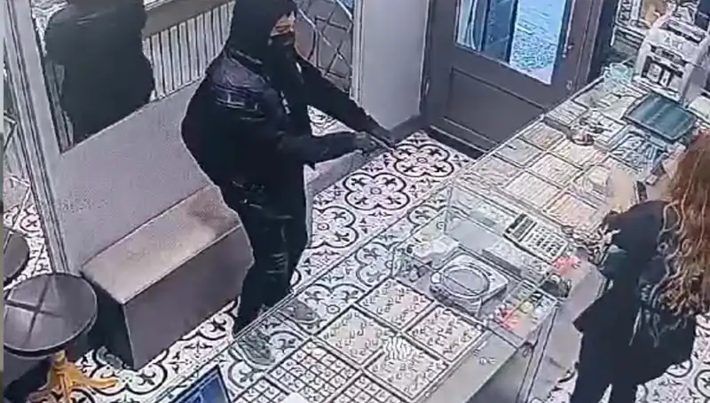 Soygun Girişimi İle Dolaba Takılan Suçluların Hikayesi