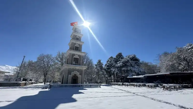 Erzincan'da Nisan Ayında Beklenmedik Kar Yağışı Hayatı Durdurdu