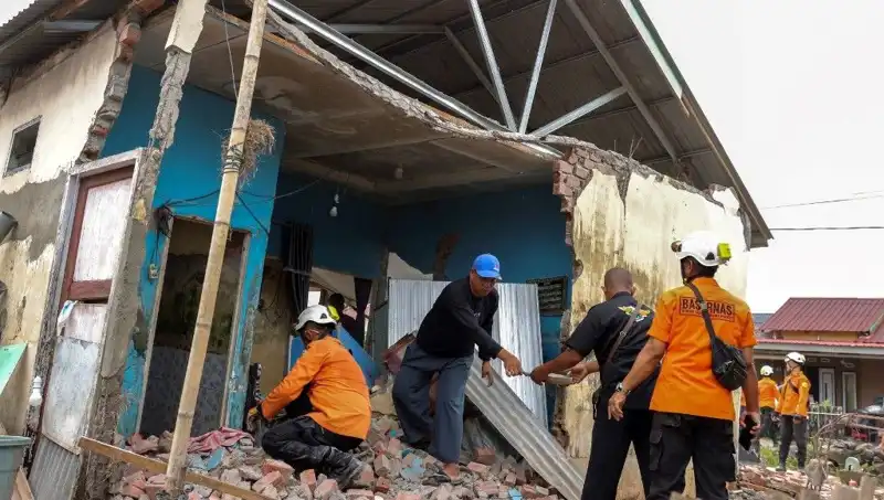 Endonezya'da Şiddetli Deprem: 5,7 Büyüklüğünde Sarsıntı 8 Evi Yerle Bir Etti