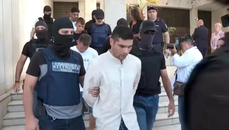 Atina'da Şok Edici Cinayet: Profesörün Eski Eşi ve 4 Kişi Gözaltında!
