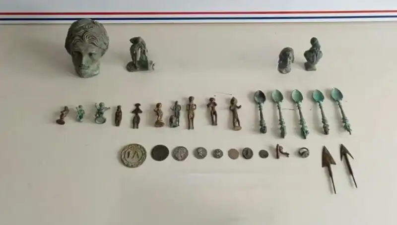 ** Roma Dönemine Ait Değerli Tarihi Eserler, Güvenlik Güçleri Tarafından Ele Geçirildi**
