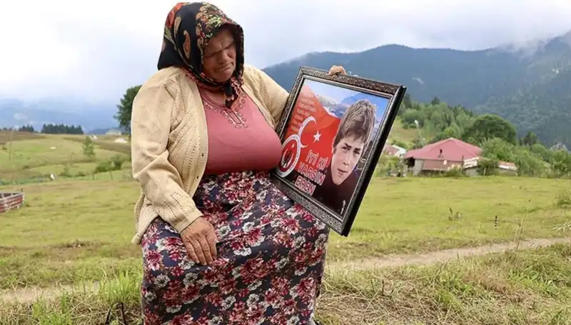 Dem Parti, Eren Bülbül'ün Annesinin Bayramını Unutmadı: Duygusal Anlar Yaşandı