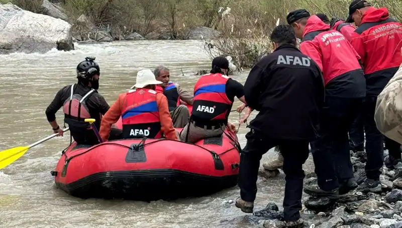 Zap Suyu'nda Mahsur Kalan Dört Kişi Kurtarıldı: Detaylar ve Heroik Kurtarma Operasyonu