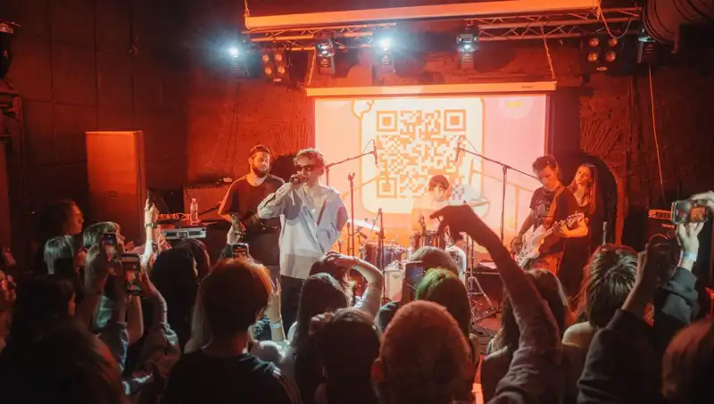 Savaşın Gölgesinde Bir Şehir: Saldırı ve Konser Arasında Hayat Devam Ediyor