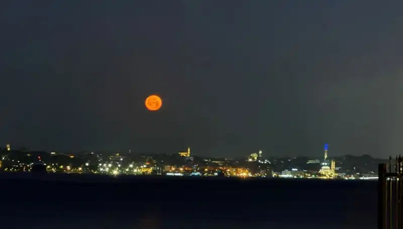 İstanbul'da Çilek Dolunayı: Göz Alıcı Manzaralar ve Doğanın Güzelliği