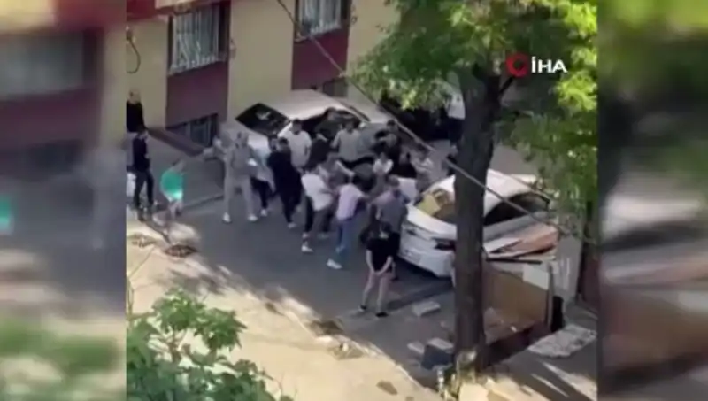 Kapıları Zorlayarak İçeri Girmeye Çalışan Madde Bağımlısına Sert Yanıt