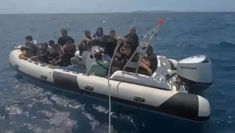 Düzensiz Göçmenler Denizden Kurtarıldı: Kurtarma Operasyonu Detayları