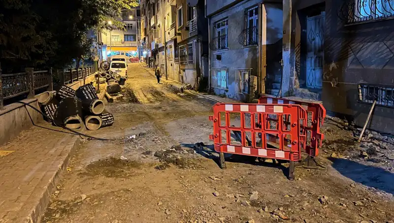 Bayrampaşa'da Rögar Kapağı Patladı: İnşaat Çalışmaları Sorunlara Yol Açıyor