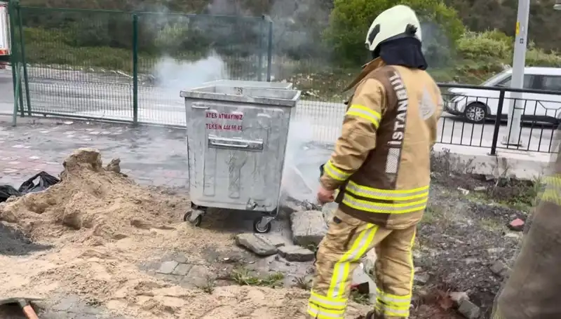 Başakşehir'de Çöp Konteynerinden Yükselen Dumanlar Kentte Panik Yarattı!