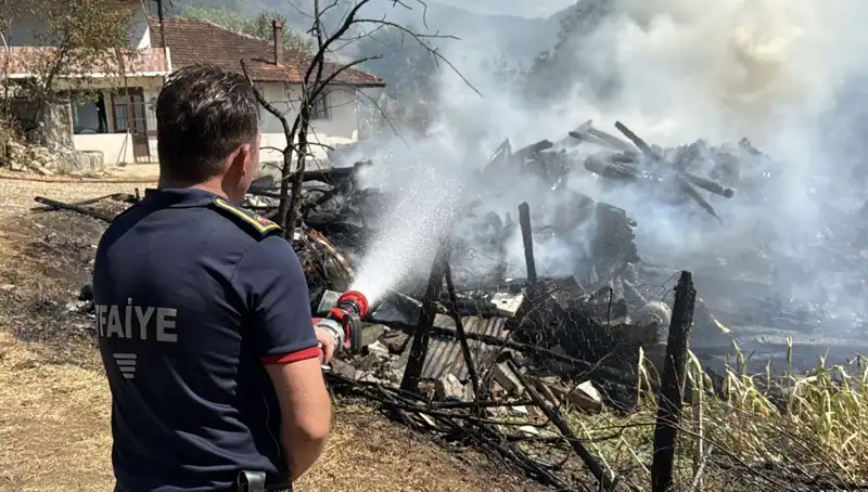 Evde Yangın, Ormana Sıçradı: Yangın Söndürme Ekipleri Yoğun Çalışma İçinde