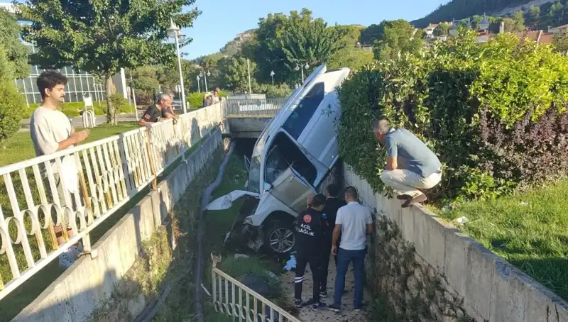 Muğla'da Direksiyon Hatası Büyük Kazaya Neden Oldu