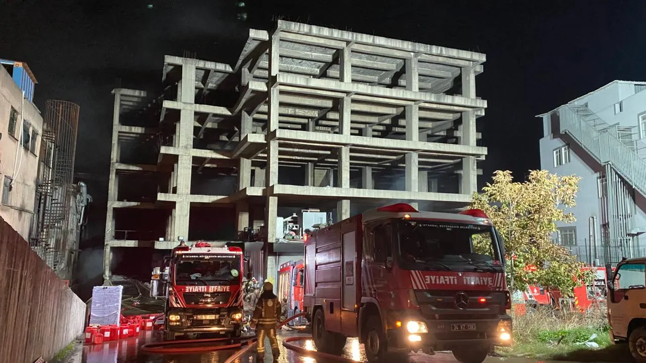 İstanbul’da İş Merkezindeki Yangın Kontrol Altına Alındı: Soğutma Çalışmaları Devam Ediyor