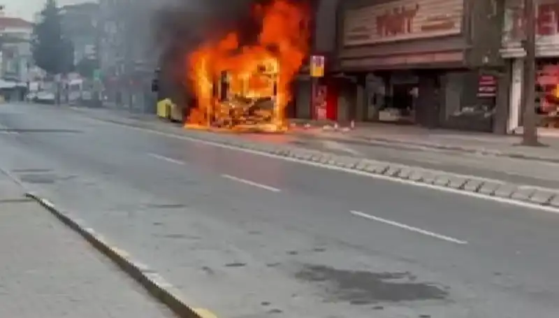 Ümraniye’de Korku Dolu Anlar: Bir Anda Alev Alan Bina!