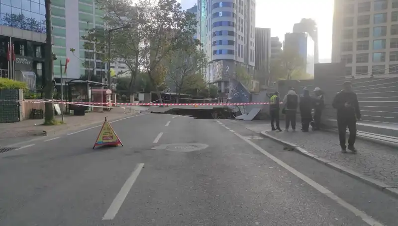 Sarıyer’de Korkutan Yol Çökmesi: Ekipler Hızla Müdahele Ediyor!
