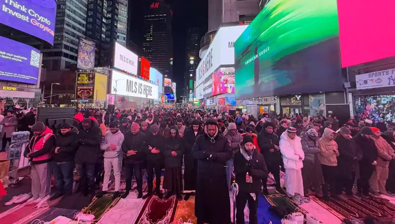 New York Times Meydanı’nda Binlerce Kişi Teravih Namazında Buluştu